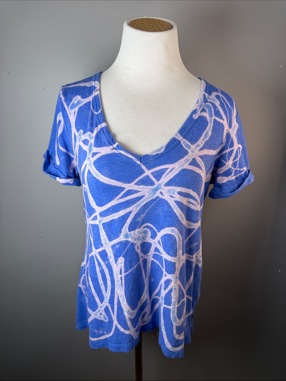 Women's Blue V-Neck Abstract Print Tee